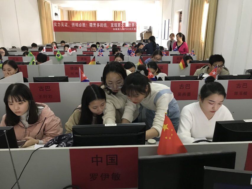 图一 比赛现场学生认真操作