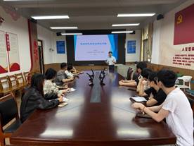 会议室里的人们 描述已自动生成 会议室里的人们 描述已自动生成