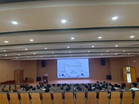 会议室里的人们 中度可信度描述已自动生成 会议室里的人们 中度可信度描述已自动生成