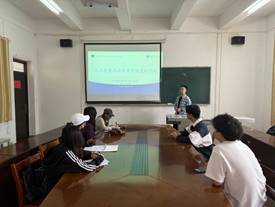 人们在房间里玩体感游戏 描述已自动生成 人们在房间里玩体感游戏 描述已自动生成