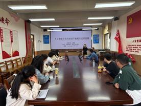 会议室里的人们 描述已自动生成 会议室里的人们 描述已自动生成